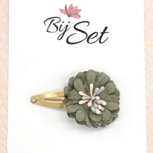 Speldje met groene bloem