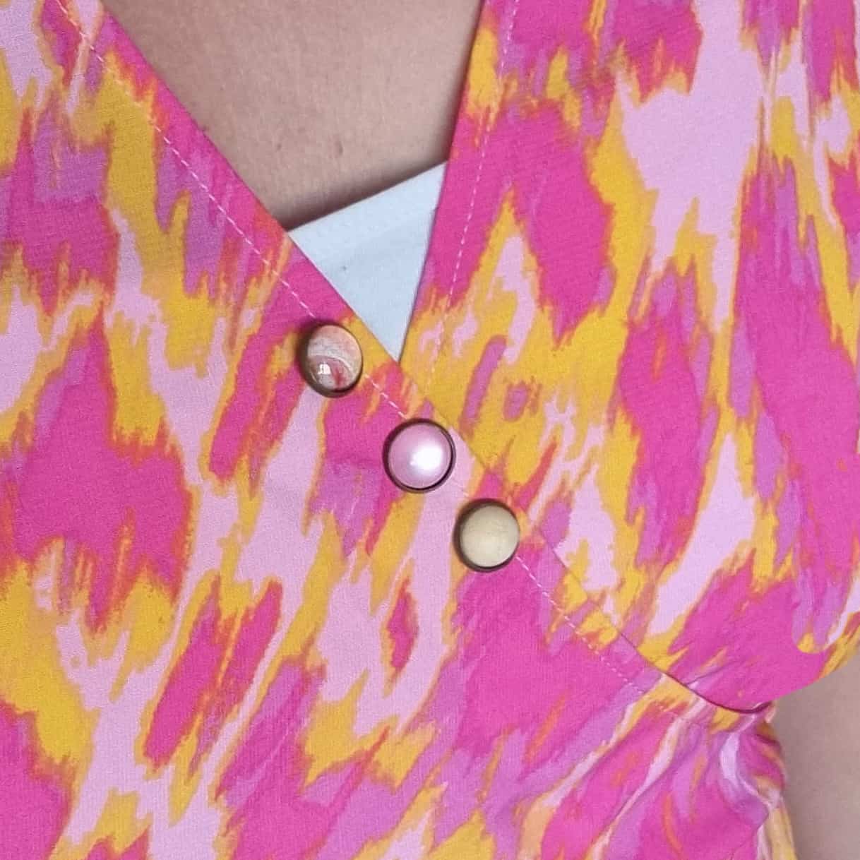 kledingpin voor openspringende blouse, de oplossing om uw kleding bij elkaar te houden