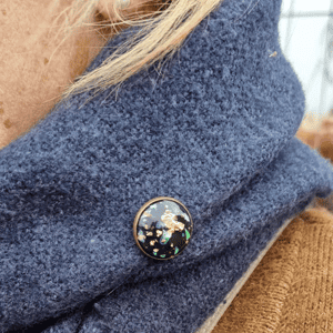 broche op kleding sjaal kerst