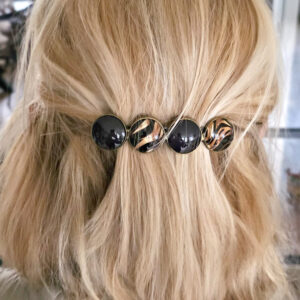 Haarknip gouden tijger print in blond haar