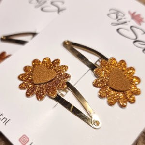 knipje met oranje bloem en bruin hart