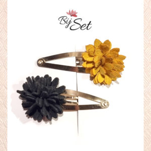 haarknipje met gele en zwarte bloem van leer op klikklak knipje