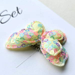 Vlinder met glinster pailletten in regenboogkleuren