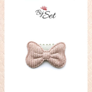 baby haarknipje met antislip daarop een oud roze strikje