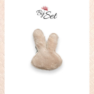 Konijnen haarknipje voor pasen, blijven in fijne haartjes zitten in creme