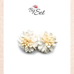 haarknipje voor fijne haartjes met witte bloemen van leer