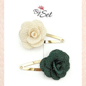 creme kleur en groene roos op een haarspeldje