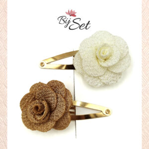 bruine en witte roos op knipje voor in de haren