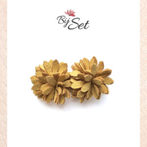 meisjes haarknipje met warm gele bloemen voor de lente