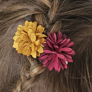 knipje met leren bloemen, geel en roze