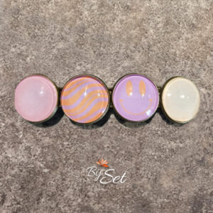 vrolijke dames haarknip met smiley in pastel tinten